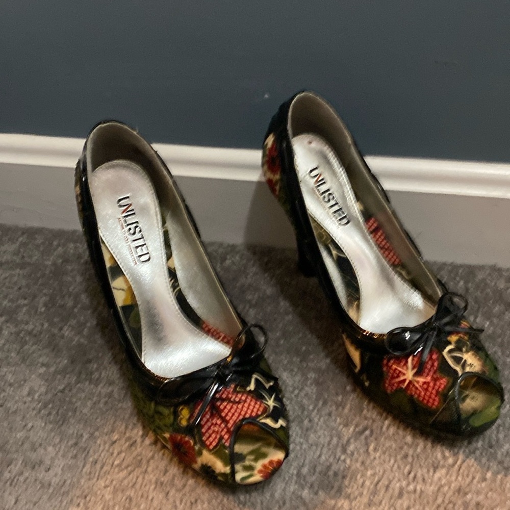 Unlisted - black  floral printed size 6 1/2 M